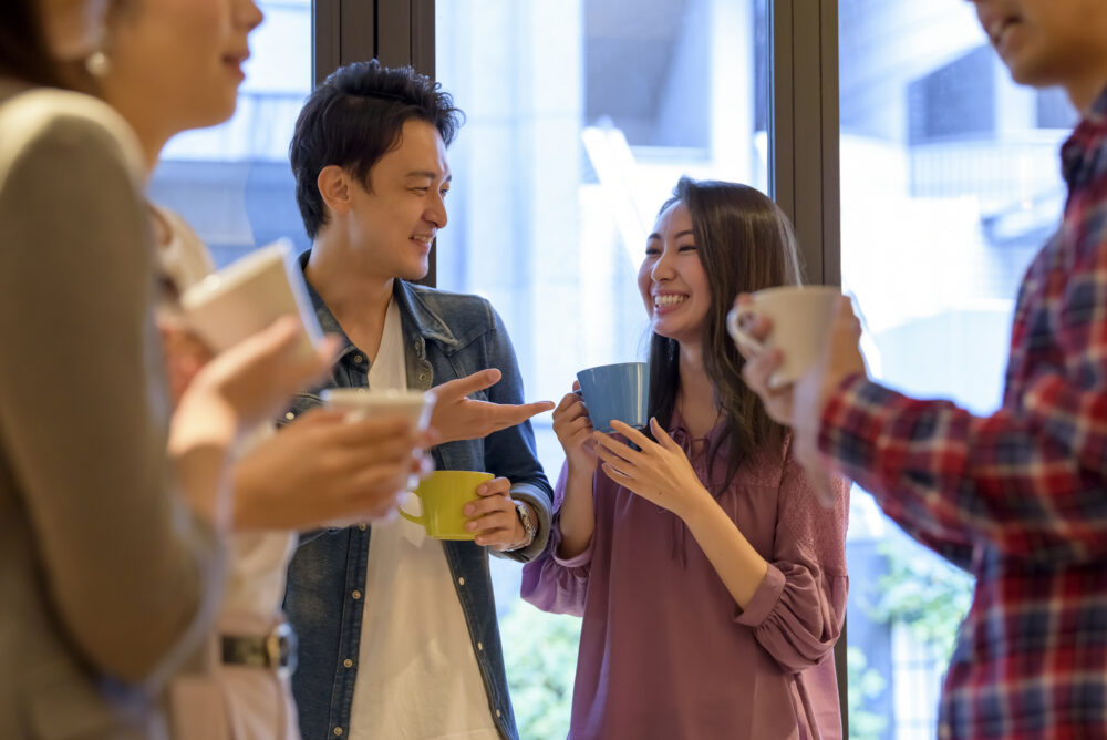 男性と女性が楽しそうに会話している